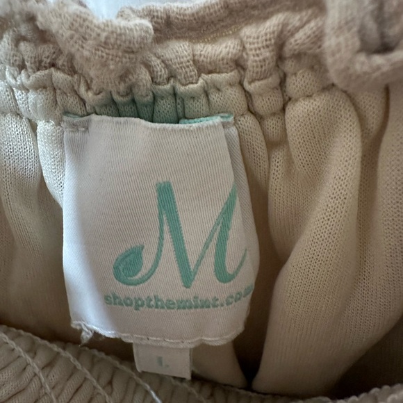 Elegant Beige Tiered Dress - Picture 3 of 3